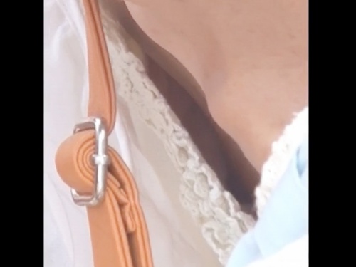 【盗撮動画】乳首GET連発！仕事ができる胸チラ撮り師の隠し撮り動画が永久保存版レベル