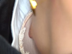 【盗撮動画】関係者の犯行！とあるイベントで浮きブラから明確乳首GETされてしまう貧乳美女ちゃん
