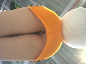 【盗撮動画】コスプレ娘（激カワ）の前屈みTバックをものすごいアングルで捉えたパンチラ動画、解禁