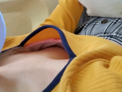 【盗撮動画】乳首GET確認！電車で寝ているガチ素人女子の隣をキープしつつおっぱい観察のトップ画像