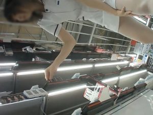 【盗撮動画】現在入手不可の激カワショップ店員パンチラ、海外動画サイトに流出してしまっていた模様…
