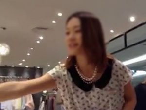 【盗撮動画】死ぬまでに一度は見ておかないと後悔する美人なアパレル店員パンチラ！女の子の日だったようだぞ…