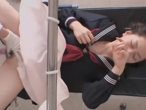 【盗撮動画】男性経験ゼロの美少女制服娘ちゃん、自分のマ●コになに挿入されているか気付けない