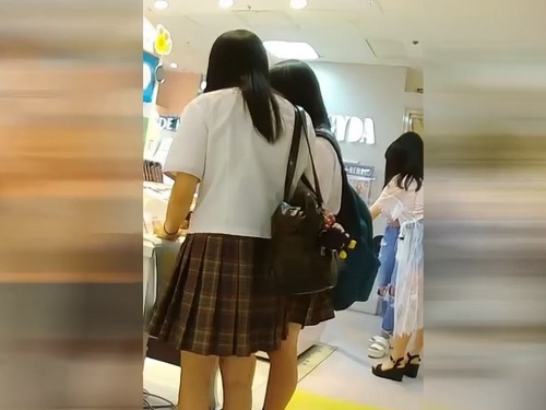 【盗撮動画】偏差値高めの学校に通う真面目な制服JKちゃん、放課後の店舗で生パンチラを撮られる