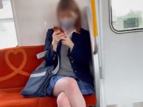 【盗撮動画】激カワギャルJKの盗撮バレ映像、電車で対面パンチラ撮影中に衝撃の展開へ…
