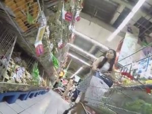 【盗撮動画】昼下がりの生鮮スーパーはパンチラの宝庫 美人な人妻たちのやつ撮ってきたどー！