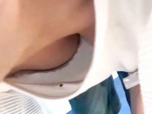 【盗撮動画】超ハイリスクな美人ショップ店員胸チラ！丸いおっぱいの輪郭まで丸わかりでかなりシコい