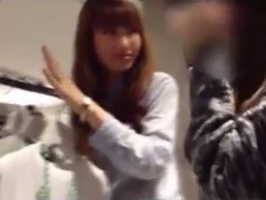 【盗撮動画】接客中のギャル店員さん、見た目抜群に可愛いのに無防備すぎ！こんなんパンチラ撮ってまうやろ