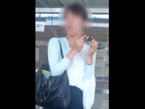 【盗撮動画】こういう清潔感のある美人OLが子供みたいにパンチラ撮られてるのってほんと興奮するよな