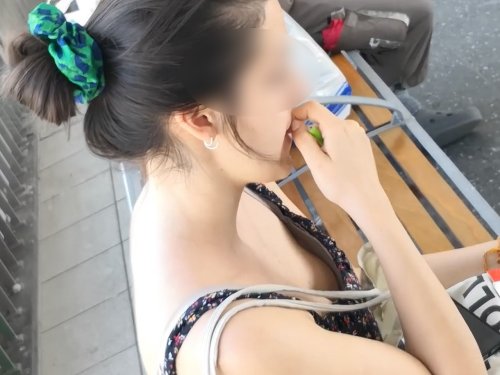 【盗撮動画】この状況下でも撮影をやめない胸チラ盗撮師！どんなメンタルしてんだよ…