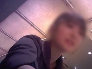【盗撮動画】顔採用の学生バイト店員ちゃん、常連客に”こうやって”パンチラ盗撮されていた…