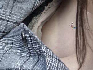 【盗撮動画】可愛い娘の陥没乳首が最強！駅で電車待ち中に胸チラ盗撮された美少女 これは…