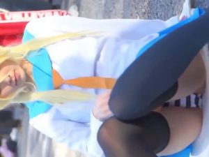 【盗撮動画】コスプレイベントで一番人気の美少女レイヤーちゃん、縞パン見せまくりの大サービス