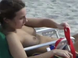 【盗撮動画】ビーチでおっぱい乱獲しまくり映像！乳首ピアス開けてる女って感度めちゃくちゃ高いらしいな