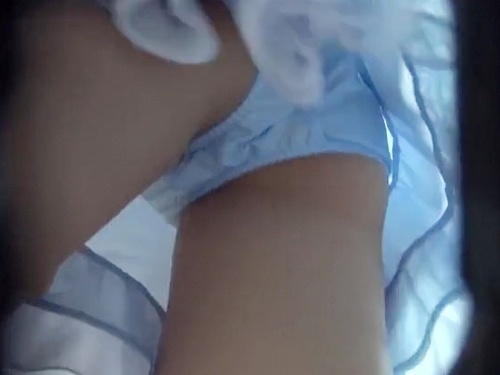 【盗撮動画】まさかこんなに綺麗に撮れるだなんて 憧れのJDの生パンを移動中の電車内でゲット