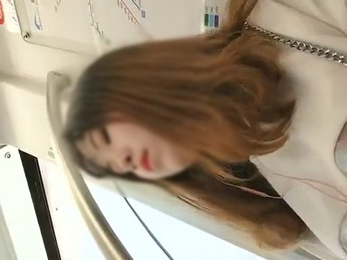 【盗撮動画】ガチ注意！空港に向かう連絡電車さん、パンチラとお察しに対するセキュリティはガバガバだった…