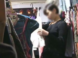【盗撮動画】店内試着室盗撮！ボーイッシュ娘が脱いだ時のギャップって最高にエロいよな