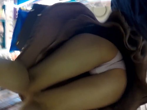 【盗撮動画】こんな可愛い娘の生パンをドアップで見られるなんて… プロ撮り師が手掛けたパンチラ動画がすごすぎるのトップ画像