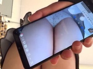 【盗撮動画】中●生に見えそうな娘にスカートめくりと手撮りを敢行する鬼畜盗撮師の犯行記録映像