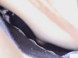 【盗撮動画】削除注意！浮きブラから小粒な乳首が丸み胸チラ、信じられないかもしれないけどこれガチ…