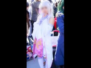 【盗撮動画】某スレで話題だったアニコスレイヤーの逆さ撮り生パン動画がこちらです…