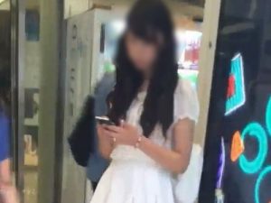 【盗撮動画】伝説の撮り師の幻の初期作！黒髪ティーン美少女の生パンを人混みにまぎれて激撮