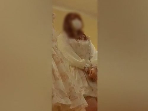 【盗撮動画】可愛いギャル店員に自ら接客を受けるパンチラ撮り師さん、超ハイリスクな動画を投稿してしまう