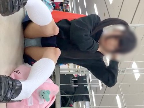 【盗撮動画】生パンで登場の制服美少女レイヤーちゃんの座りパンチラ撮り放題の神イベントがこちら