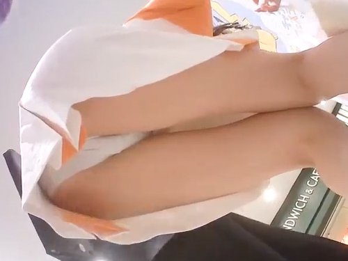 【盗撮動画】過去の傑作！激カワ制服店員パンチラ！こういうパンチラってすっかり見なくなったよな…