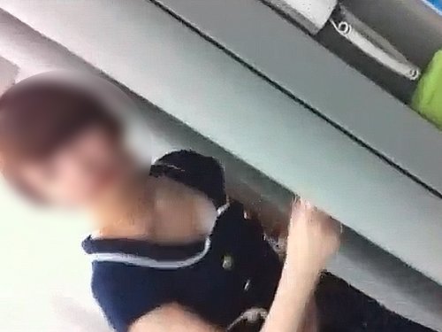 【盗撮動画】バレたら即逮捕！激美人な上玉女子にパンチラ盗撮を仕掛ける激ヤバ撮り師さん…