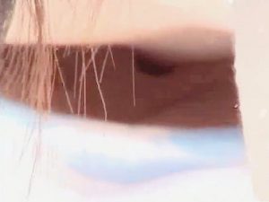 【盗撮動画】ブラを着ける必要がないちっぱい娘ちゃん、いとも簡単に乳首が丸見えになってしまう