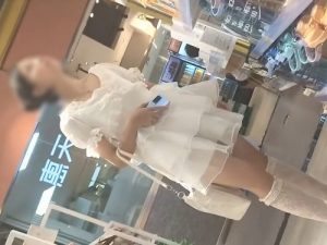 【盗撮動画】店内ティーン美少女パンチラ！全身純白ならパンティも純白がほぼ確定しているようなもの