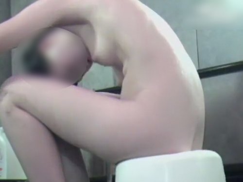 【盗撮動画】可愛い娘の体の柔軟性がよく分かる女風呂動画！後ろから美乳を鷲掴みてぇ！