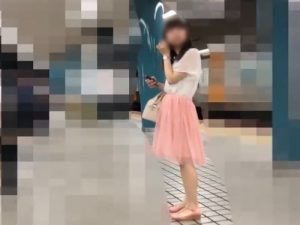 【盗撮動画】危険人物「このスレンダー可愛い女子生徒のパンチラを盗み撮る」→動画がこちら