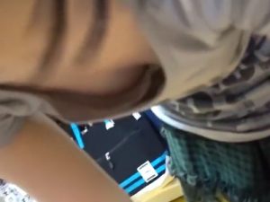 【盗撮動画】JC中●生疑惑の娘の乳首が見えそうな胸チラ動画、何者かに公開されてしまう…