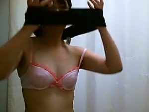 【盗撮動画】ブラはピンクでも乳首は真っ黒！ガチ素人OLの健康診断時の着替え盗撮