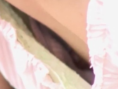 【盗撮動画】貧乳ギャルたちへの胸チラ盗撮、ガチで乳首見放題の入れ食い状態でワロタ