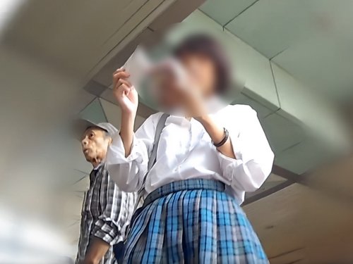 【盗撮動画】永久保存版！こんなに可愛い青チェじぇけが通学中に生パンチラ撮られているだなんて…