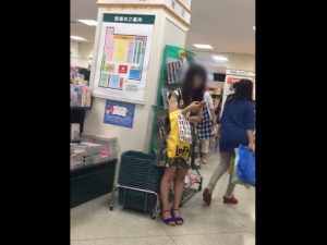 【盗撮動画】例の大型書店内パンチラ盗撮！真面目そうなタゲほど生パン見たときに萌えさせられるという事実…