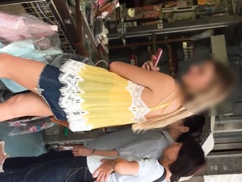 【盗撮動画】プライドが超高そうな金髪美女さん、日本旅行でパンチラ盗撮の洗礼に遭う
