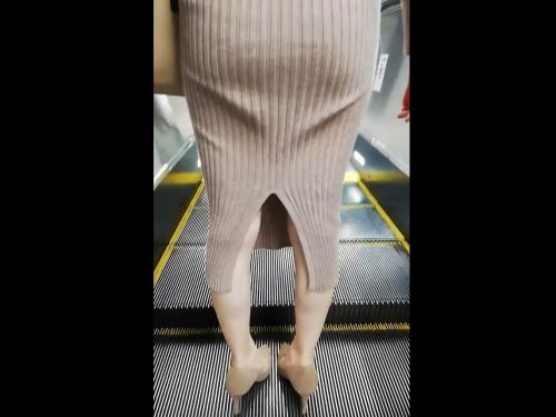 【盗撮動画】美女のスリットにデジカメ差し込みパンチラ盗撮！ガチで高画質な危険映像が完成してしまう