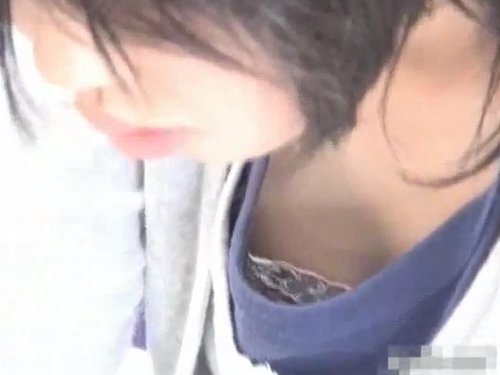 【盗撮動画】業界を震撼させた伝説の胸チラ撮り師の盗撮テクが参考になるとマニアの間で話題になってしまう