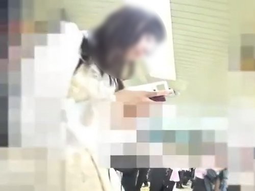 【盗撮動画】推定JD!この可愛い娘が逆さ撮りでパンチラ盗撮される瞬間!衝撃の犯罪記録映像