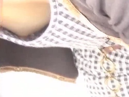 【胸チラ盗撮】ねぇママ、ママの乳首の周辺はどうしてぷっくり盛り上がってるの？それはね…
