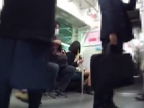 【盗撮動画】蝶のように舞うタゲを蜂のように刺す撮り師！可愛い顔も白の生パンももれなくGET