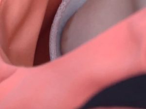 【盗撮動画】素人美女の胸チラ盗撮現場映像が流出！ブラチラと小ぶりなおっぱいと乳輪と