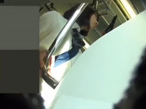 【盗撮動画】皆には内緒の電車内パンチラ。このレベルの美少女がこんな小さなパンティで通学してるだなんて…