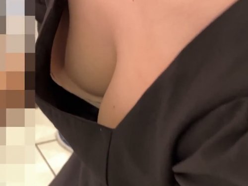 【盗撮動画】休日の店内胸チラ盗撮！この後パンチラまで撮られる柔らかそうなおっぱいの女子さん