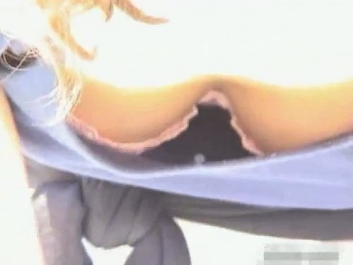 【盗撮動画】若くて可愛い素人ギャル胸チラ！無防備すぎ、おっぱい見えすぎ！