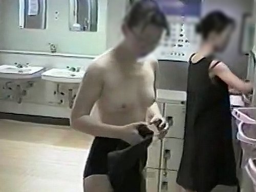 【盗撮動画】某企業社員寮の女風呂脱衣所盗撮映像が流出、特定祭りに至った伝説の動画がこれ…